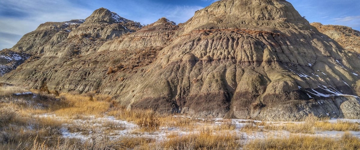 If youโre into crazy scenery, signs that warn of rattlesnakes and Montana beauty and adventure then Makoshika State Park in Glendive Montana is your place! Amazing views, hikes and scenery. #hiking