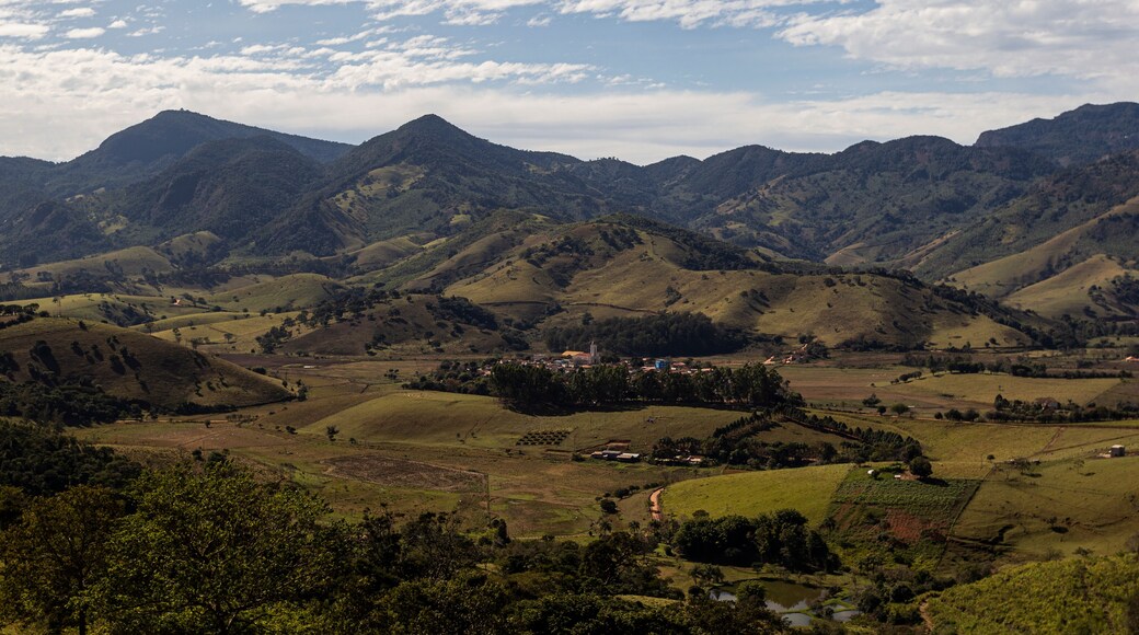 Luminosa, Brazópolis, Minas Gerais, Brasil: Montanha da Mantiqueira com o distrito de Luminosa, parte do caminho da fé
