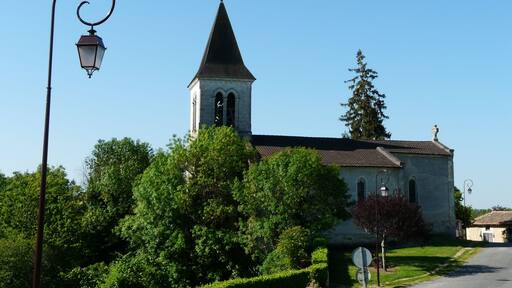 Le côté nord de l'église Saint-Front, Saint-Front-de-Pradoux, Dordogne, France.