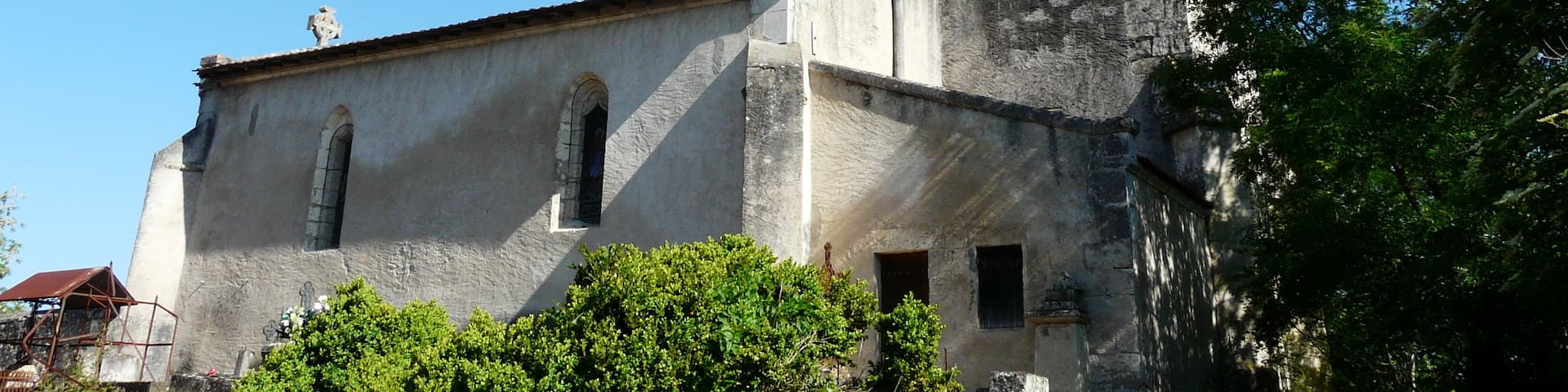 Le côté sud de l'église Saint-Front, Saint-Front-de-Pradoux, Dordogne, France.