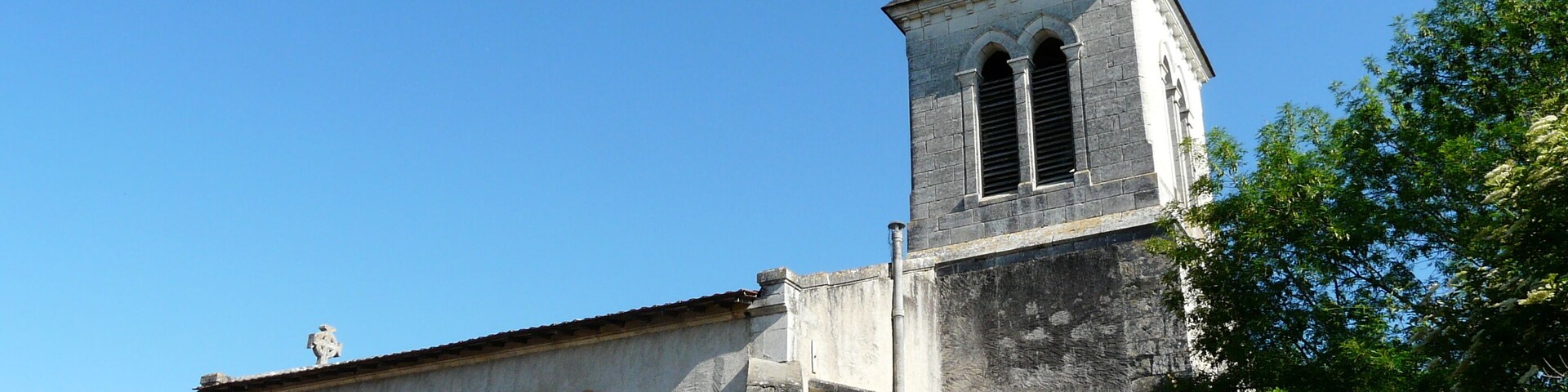 Le côté sud de l'église Saint-Front, Saint-Front-de-Pradoux, Dordogne, France.