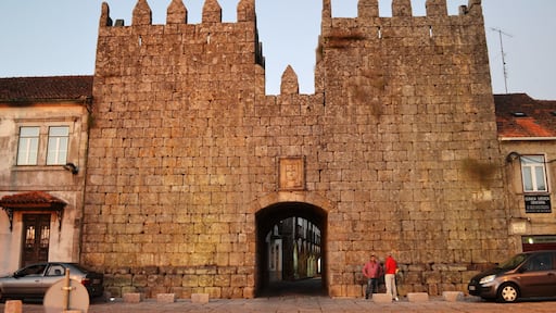 The Castle Gates at Trancoso, Portugal #thetinytaster #travel #portugal #adventure www.thetinytaster.com