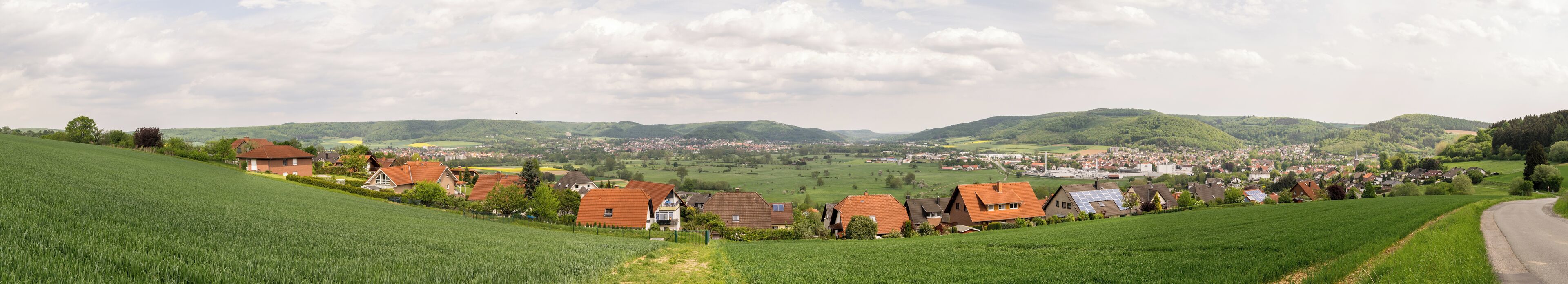 Panoramo vom Winzenberg in Lügde mit Blick auf Bad Pyrmont (links) und Lügde (rechts)