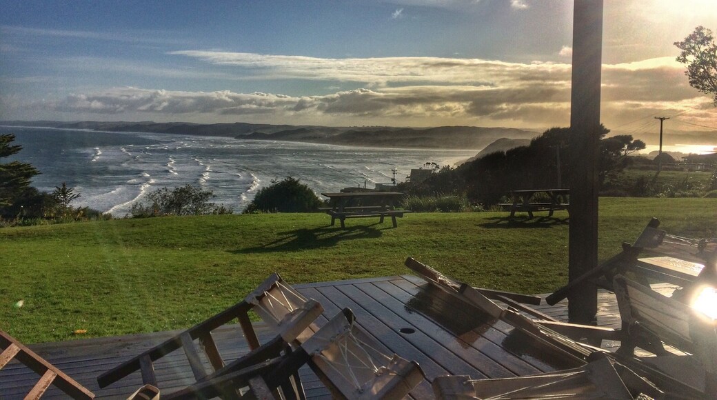 Raglan is an authentic small surfer town, good vibes, friendly people ...I always stay at Solscape when I go to Raglan, this place is a magnet for the nicest people ❤️