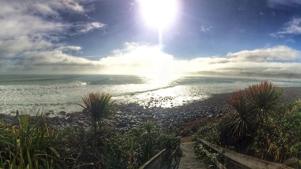 Manu bay, Raglan. One of the good spot for surfing! Wave after wave :) so good in winter as well, fresh water..raimbows..not crowded...enjoy the waves and the view around you! âïžâ€ïž