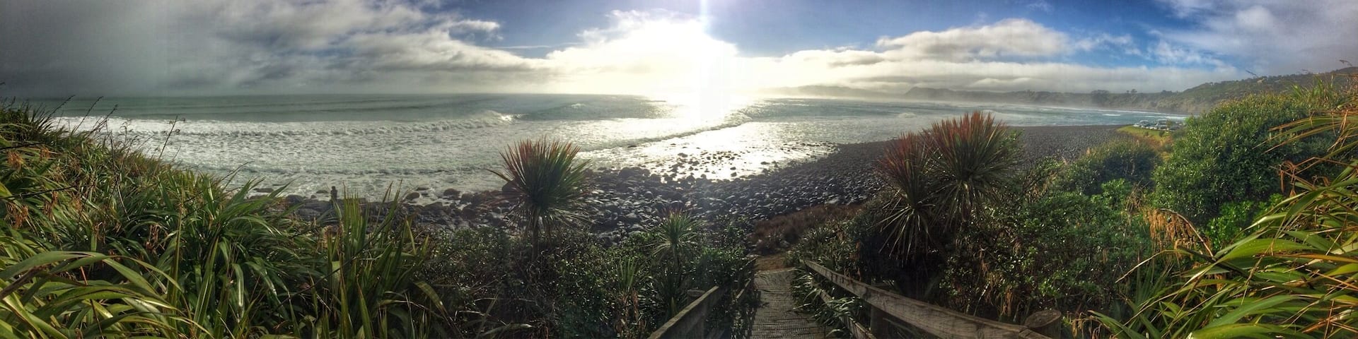 Manu bay, Raglan. One of the good spot for surfing! Wave after wave :) so good in winter as well, fresh water..raimbows..not crowded...enjoy the waves and the view around you! ☀️❤️