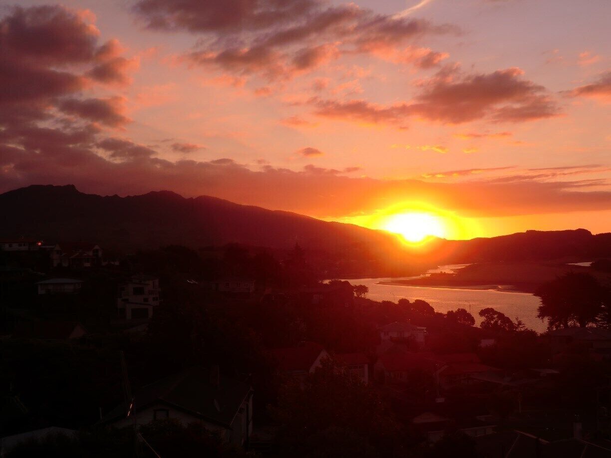 Whether you’re looking for world-class surf, stunning scenery, beautiful beaches, inspiring arts or simply a good old cup of coffee, laidback Raglan offers the perfect escape from the hustle and bustle of everyday life. 