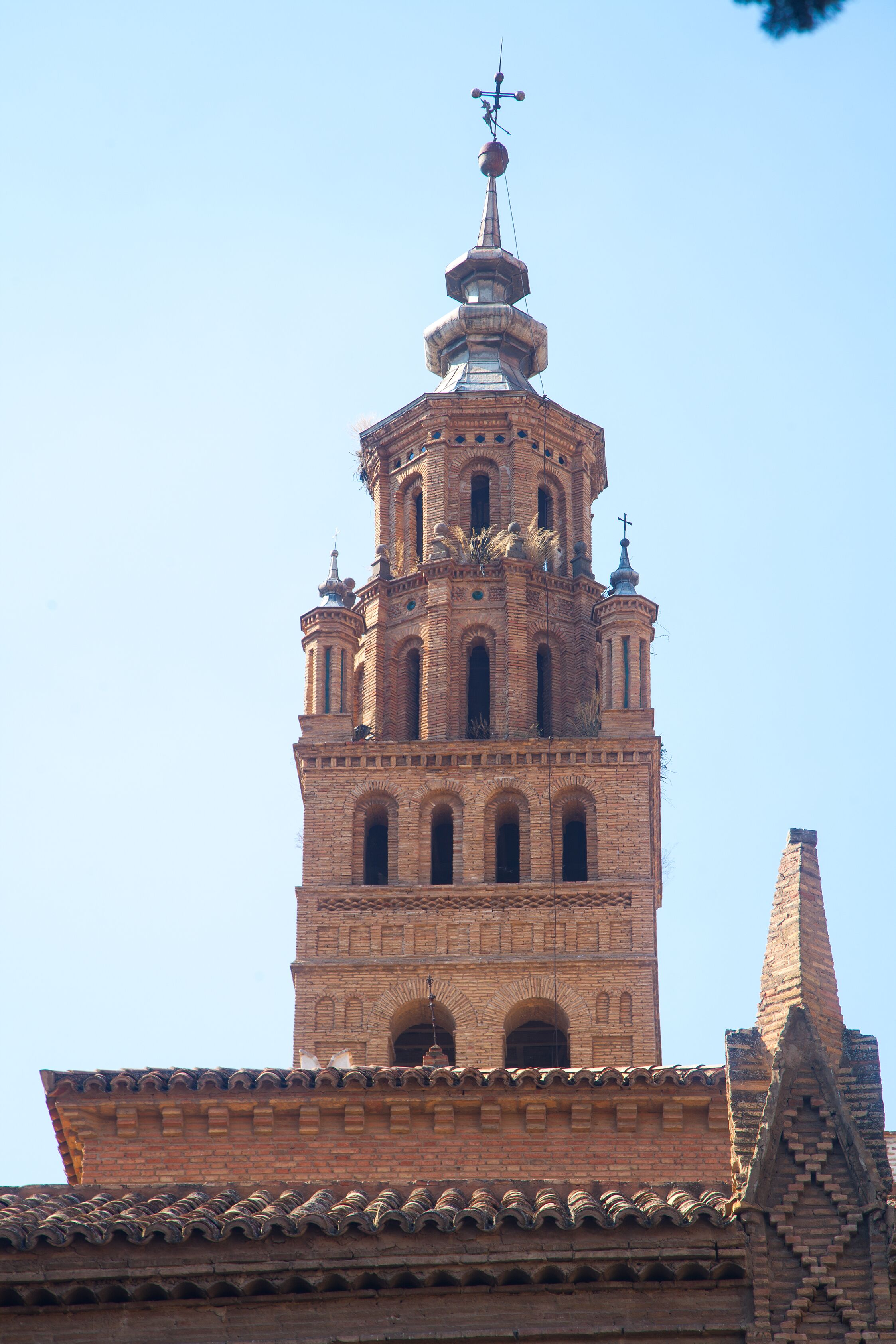 The tower was built between 1496 and 1491, being topped with the last body in 1588 is of commanding presence and high altitude. Its decor is resolved based on many friezes and diamonds esquinillas and through loopholes midpoint