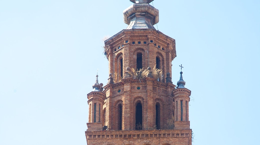 The tower was built between 1496 and 1491, being topped with the last body in 1588 is of commanding presence and high altitude. Its decor is resolved based on many friezes and diamonds esquinillas and through loopholes midpoint