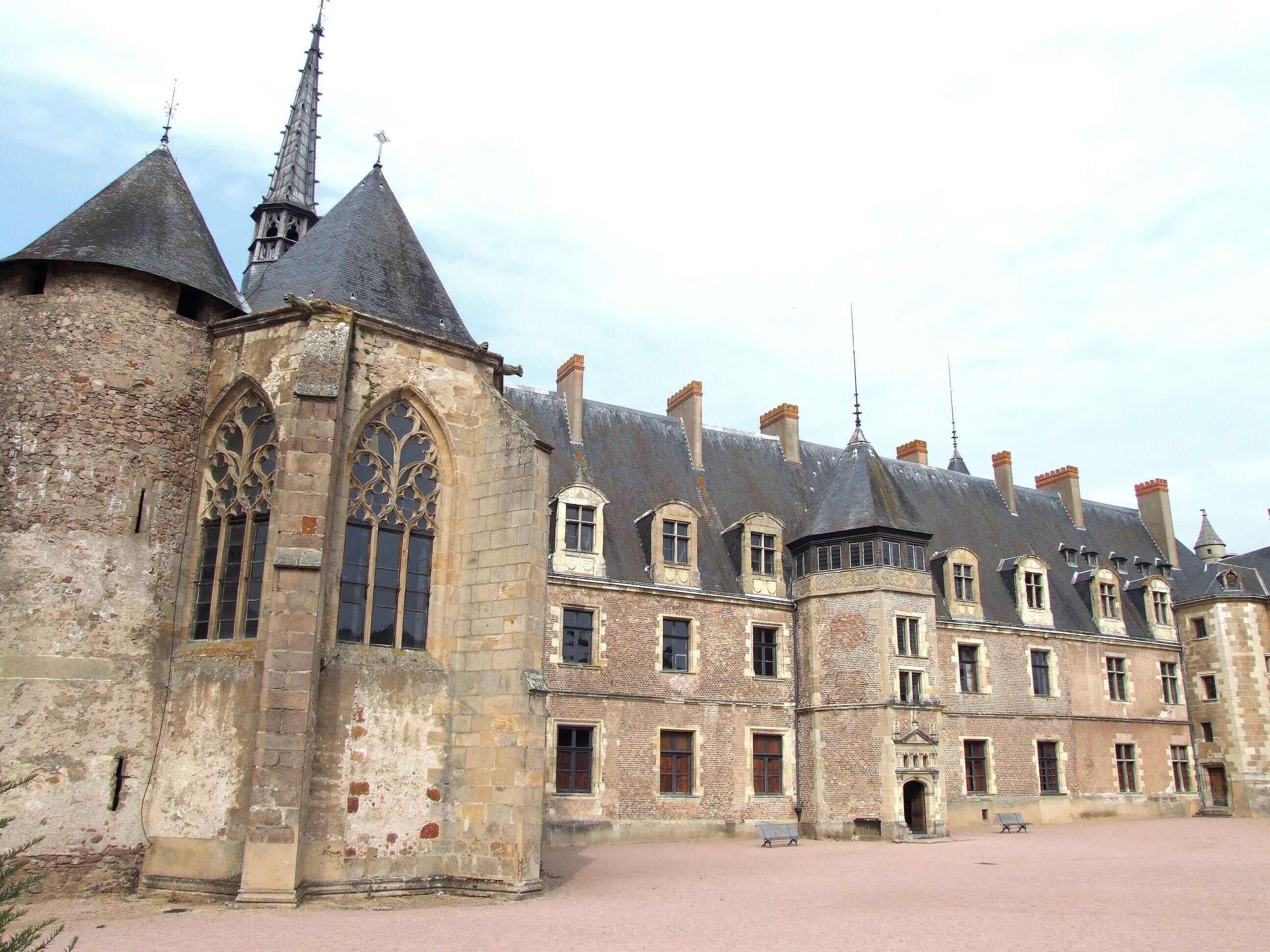 Lapalisse - Château de La Palice - Côté cour avec le chevet de la chapelle Saint-Léger, une tour du château du XIIIe siècle et l'aile de la Renaissance