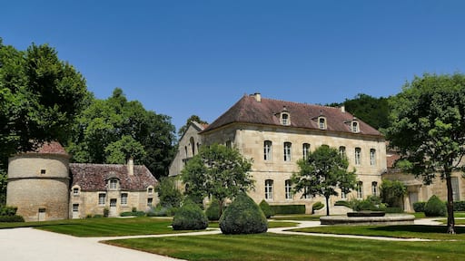 Le pigeonnier, le chenil, l’église abbatiale et le logis des abbés de l’abbaye de Fontenay