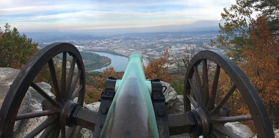 Eine Kanone mit Blick auf eine Stadtlandschaft und einen Fluss.