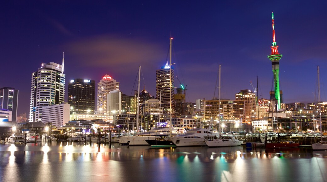 Viaduct Harbour showing a city, night scenes and a bay or harbour