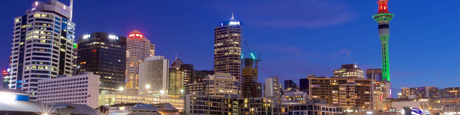 Viaduct Harbour que incluye escenas de noche, una ciudad y una bahía o un puerto