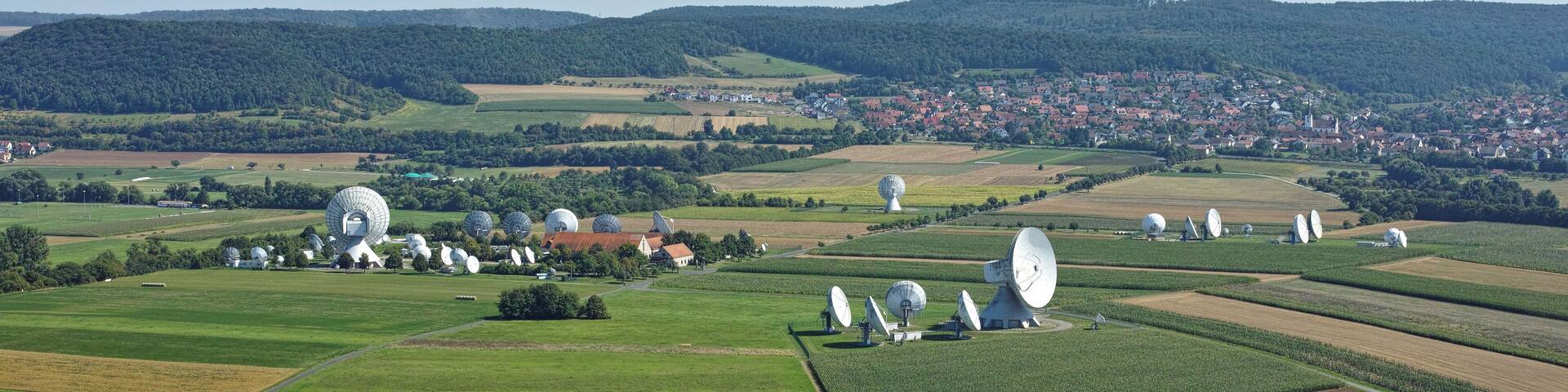 Die Erdfunkstelle Fuchsstadt vom 100 m höheren Hammelberg aus. Die Erdfunkstelle befindet sich im unterfränkischen Landkreis Bad Kissingen auf dem Gebiet der Gemeinde Fuchsstadt. Sie wurde von der Deutschen Bundespost gebaut und wird derzeit vom US-amerikanischen Unternehmen Intelsat betrieben. Die Erdfunkstelle Fuchsstadt dient als Bodenstation für die Kommunikation mit Nachrichtensatelliten und ermöglicht unter anderem satellitengestützte Telefongespräche, Internet-Verbindungen und Fernsehsendungen. Zurzeit besteht die Erdfunkstelle aus mehr als 50 Parabolantennen, darunter zwei Antennen vom Typ A mit einem Durchmesser von 32 Metern und etwa 25 weitere mit jeweils mehr als 9,3 Metern. Die Erdfunkstelle ist damit eine der größten Satelliten-Kommunikationsanlagen der Welt.