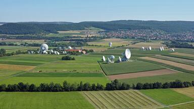 Die Erdfunkstelle Fuchsstadt vom 100 m höheren Hammelberg aus. Die Erdfunkstelle befindet sich im unterfränkischen Landkreis Bad Kissingen auf dem Gebiet der Gemeinde Fuchsstadt. Sie wurde von der Deutschen Bundespost gebaut und wird derzeit vom US-amerikanischen Unternehmen Intelsat betrieben. Die Erdfunkstelle Fuchsstadt dient als Bodenstation für die Kommunikation mit Nachrichtensatelliten und ermöglicht unter anderem satellitengestützte Telefongespräche, Internet-Verbindungen und Fernsehsendungen. Zurzeit besteht die Erdfunkstelle aus mehr als 50 Parabolantennen, darunter zwei Antennen vom Typ A mit einem Durchmesser von 32 Metern und etwa 25 weitere mit jeweils mehr als 9,3 Metern. Die Erdfunkstelle ist damit eine der größten Satelliten-Kommunikationsanlagen der Welt.