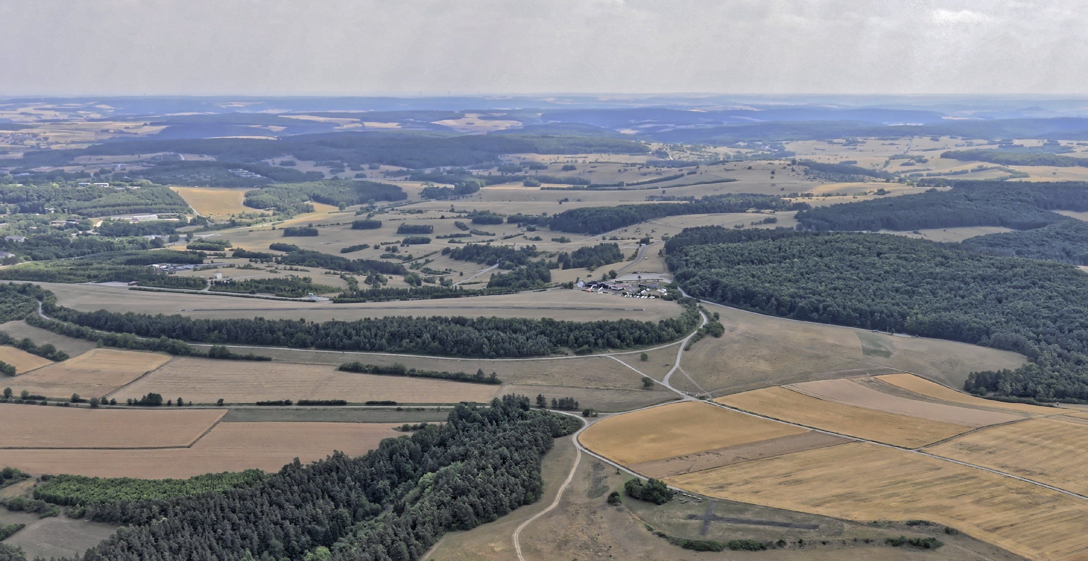 Bilder vom Flug Nordholz-Hammelburg 2015: Blick von Norden auf den Flugplatz Lager Hammelburg.