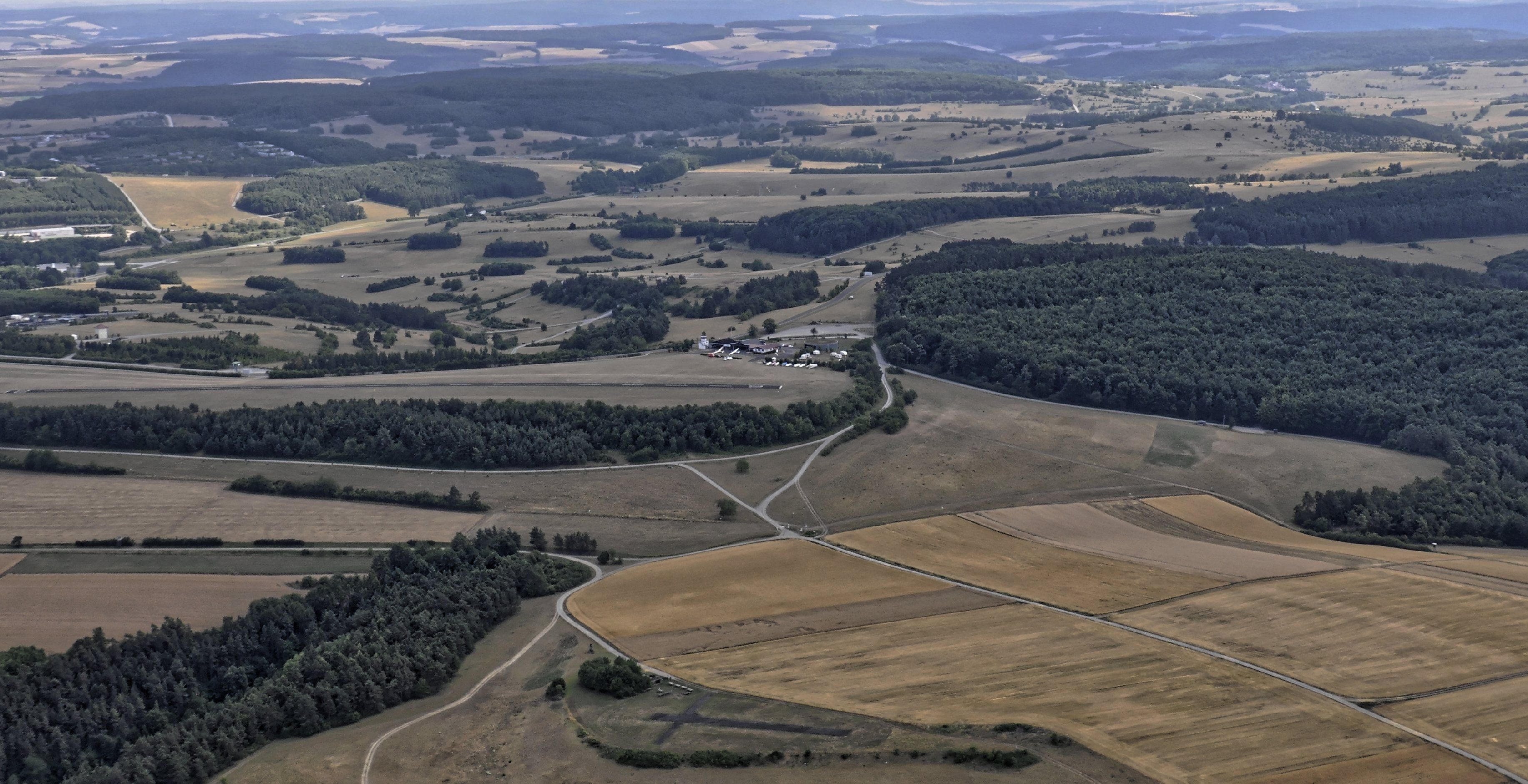 Bilder vom Flug Nordholz-Hammelburg 2015: Blick von Norden auf den Flugplatz Lager Hammelburg.