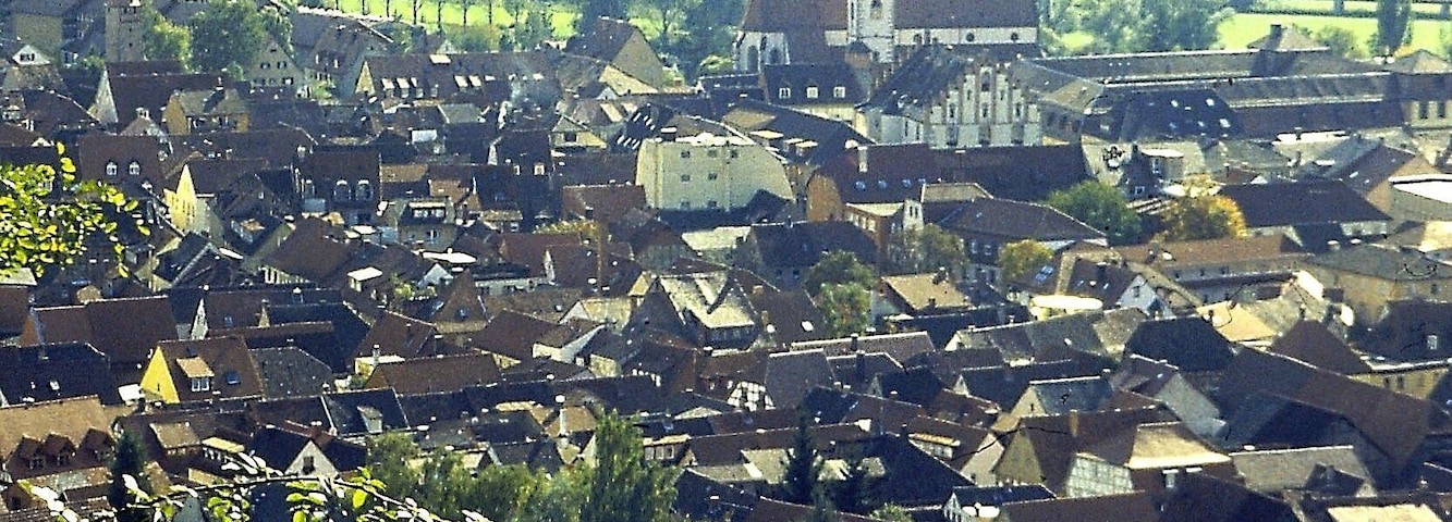 Hammelburg: Blick auf Altstadt und Saaletal von ungefähr Norden; Oktober 2000