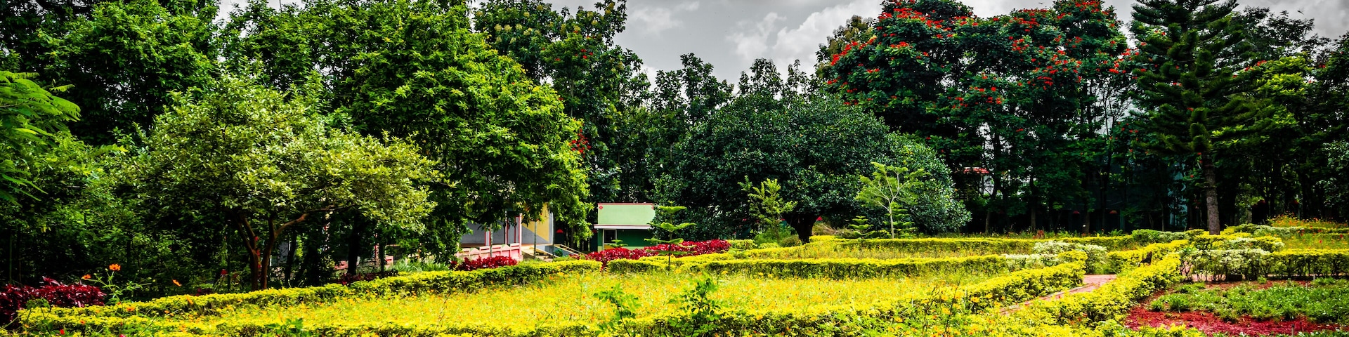 Yelagiri - Nature Park is a sweet spot area in yelagiri hill. It serves as a perfect picnic spot to laze around in the sprawling greenery. The park consists of a children's area, nursery, rock garden