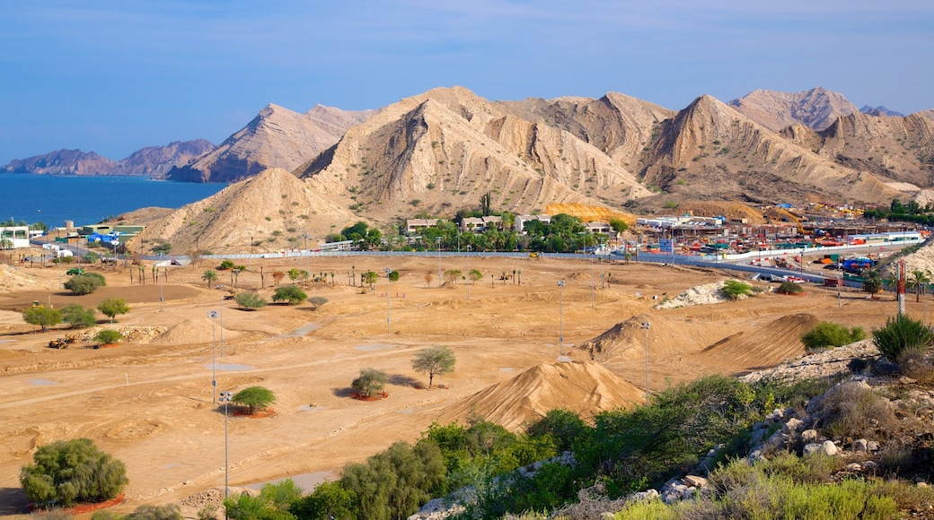 Shatti Al-Qurum mostrando escenas tranquilas y montañas