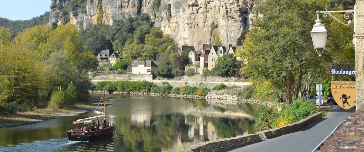 Boattrip along the nice rocks near La Roque-Cageac at the Dordogneriver