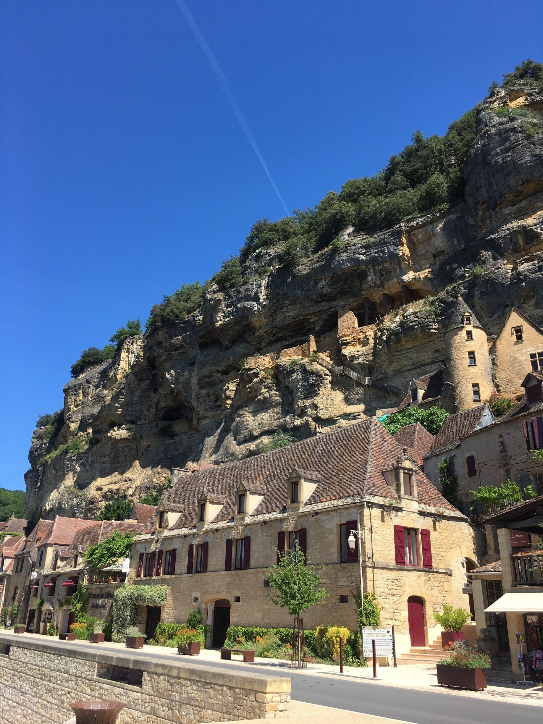 It amazes me that people so long ago managed to build towns into the cliff faces. Go to Roque Gageac and bask in its beauty! #lifeatexpedia