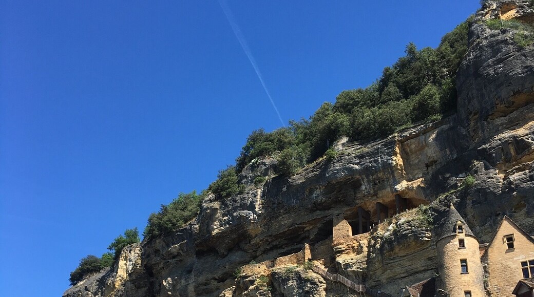 It amazes me that people so long ago managed to build towns into the cliff faces. Go to Roque Gageac and bask in its beauty! #lifeatexpedia