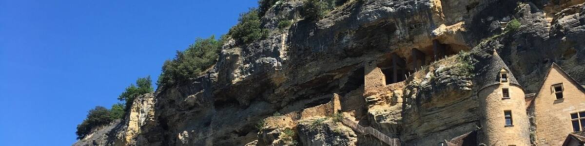 It amazes me that people so long ago managed to build towns into the cliff faces. Go to Roque Gageac and bask in its beauty! #lifeatexpedia