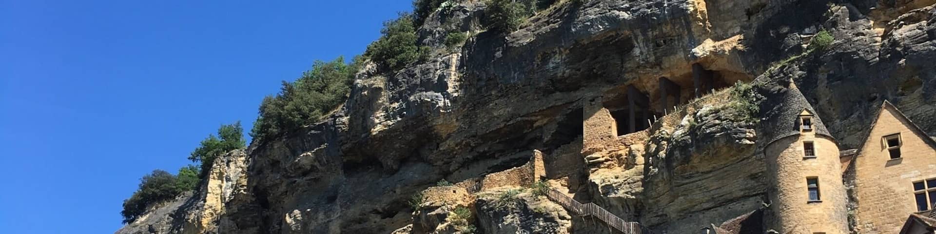 It amazes me that people so long ago managed to build towns into the cliff faces. Go to Roque Gageac and bask in its beauty! #lifeatexpedia