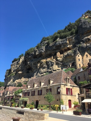 It amazes me that people so long ago managed to build towns into the cliff faces. Go to Roque Gageac and bask in its beauty! #lifeatexpedia