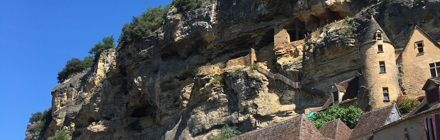 It amazes me that people so long ago managed to build towns into the cliff faces. Go to Roque Gageac and bask in its beauty! #lifeatexpedia