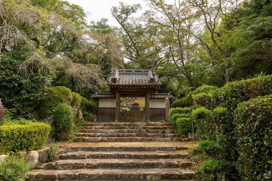 Main gate of Daisyu-ji temple in Sanda city, Hyogo, Japan. Translation: Chinese characters on three tiles mean the name of this temple