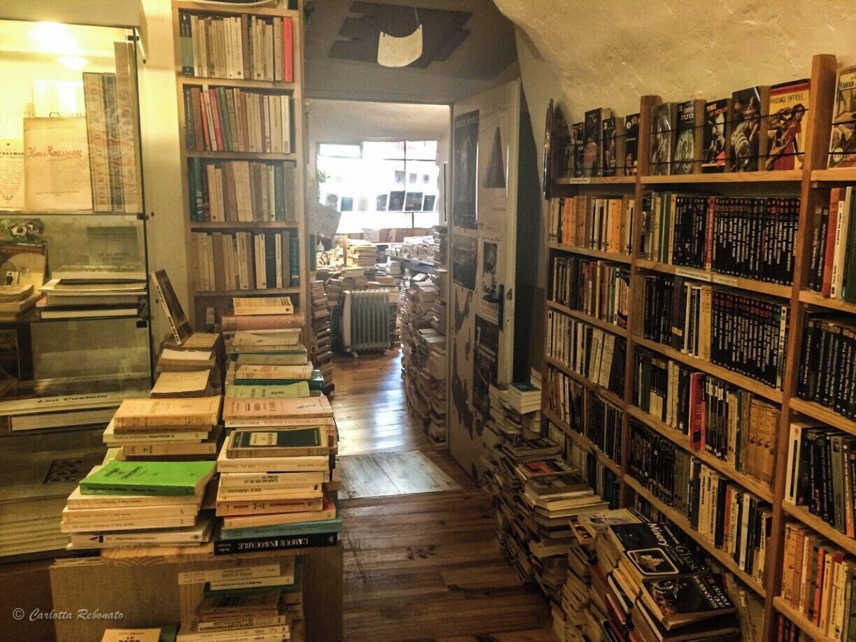 A hidden gem of Apt. 
If you love old books, this is the place for you! Of course they are all in French, but if you come from a latin language you should be able to understand and find some little tresure.
#localgem