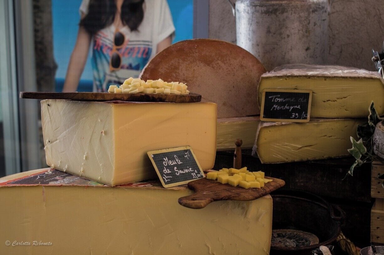 Apt is the ideal location for a trip in Provence because its close enough to everything. The city itself though, doesn't have much to offer; food after 9 pm is almost impossible for example. The best thing about this place it's the market! Every Saturday the city get completely close and the big market is everywhere! You will find everything from food to clothes, but the real stars of the market are of course the cheese, saucisson, lavender products and provence spices.
If you are a market lover, look for this one!
#market #delicious