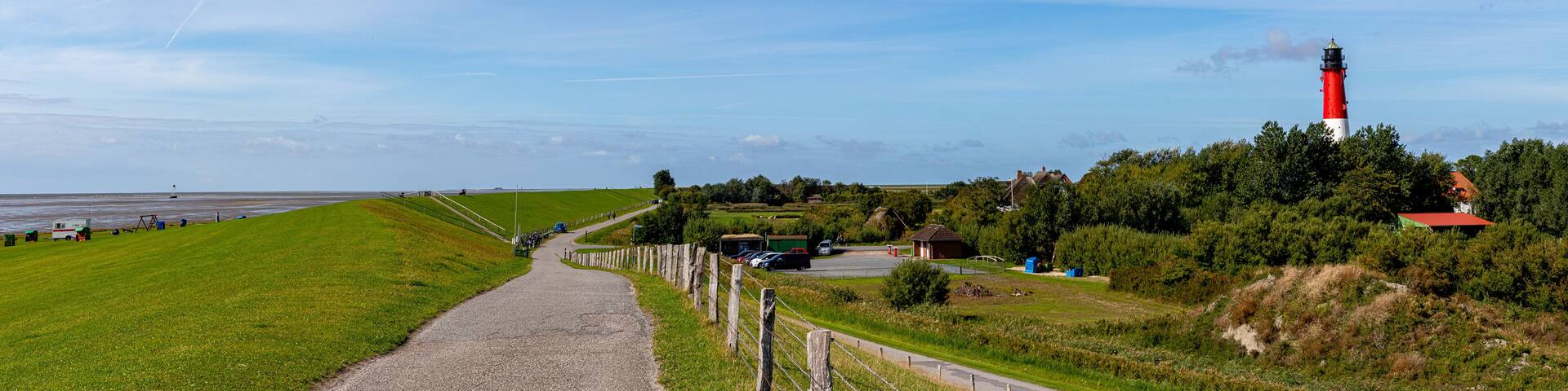 Blick auf den Leuchtturm Pellworm vom Deich