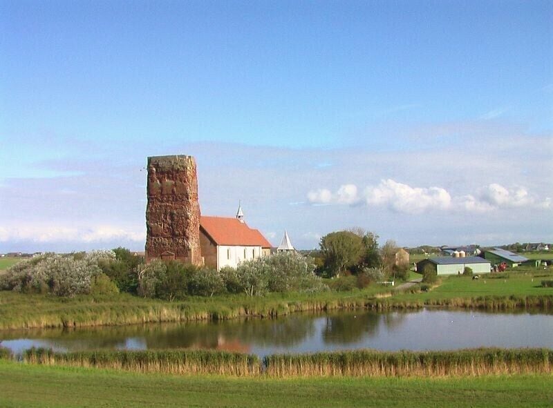 Blick vom Deich auf die Alte Kirche Pellworm