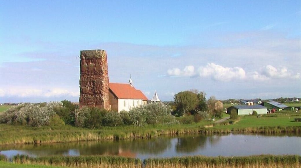 Blick vom Deich auf die Alte Kirche Pellworm