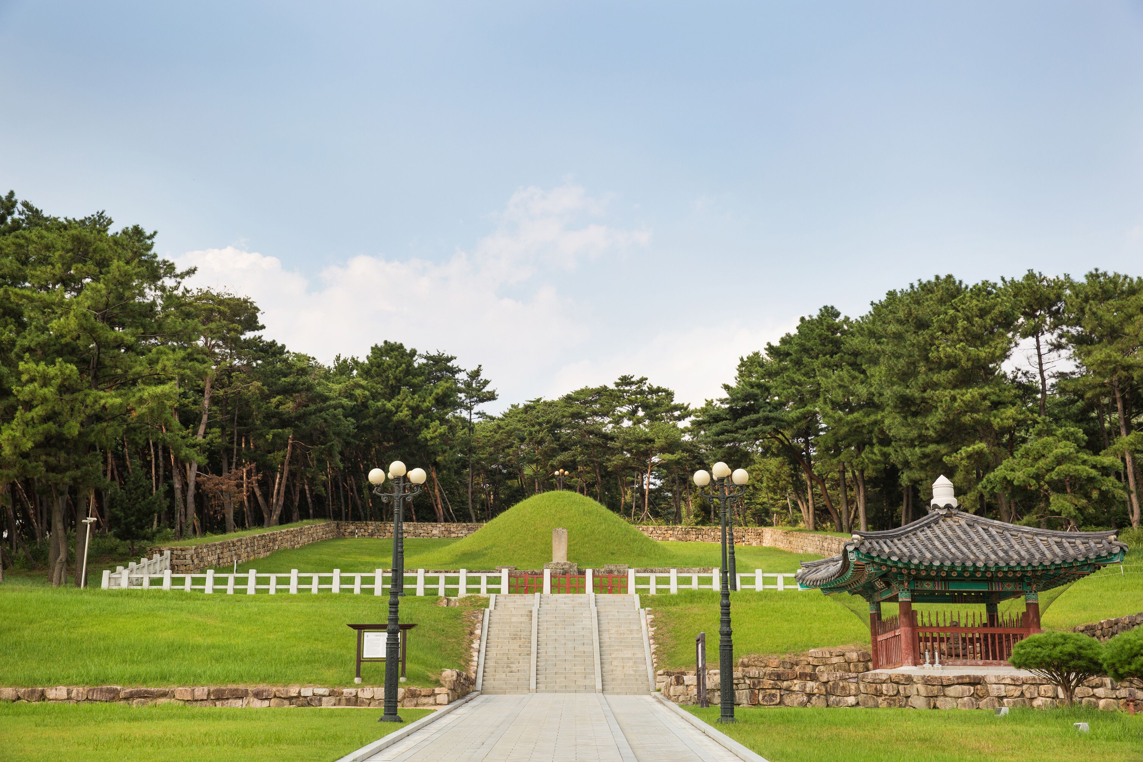 Royal Tomb of Queen Heo is a grave of the Gaya era in Gimhae-si, Korea.