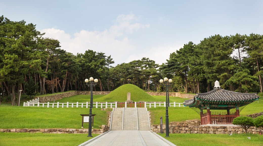 Royal Tomb of Queen Heo is a grave of the Gaya era in Gimhae-si, Korea.