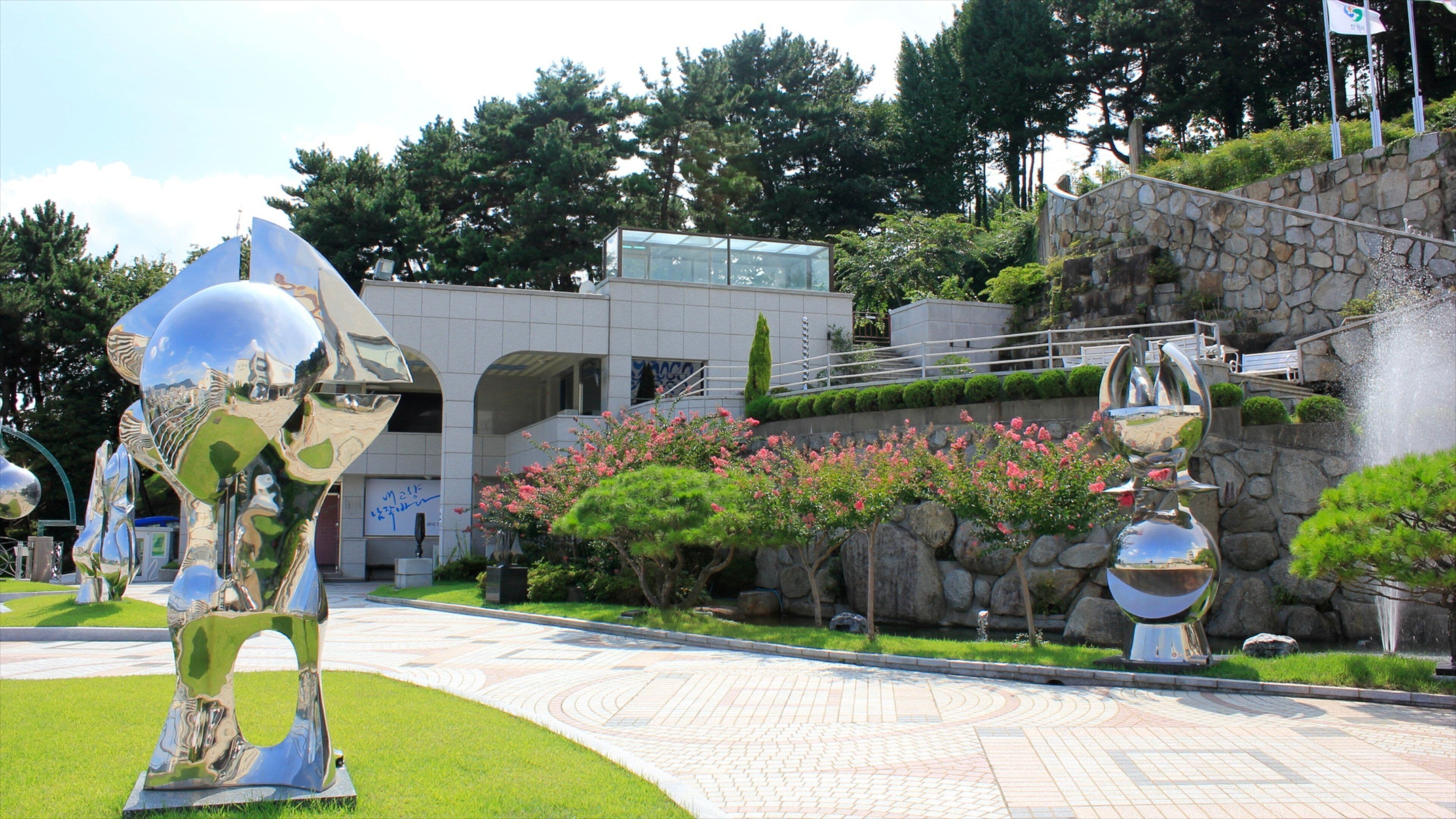 Changwon que incluye un jardín y arte al aire libre