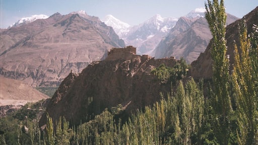 In the middle of the Hunza Valley, Karimabad is a locality of another time. Alexander the Great arrived there and his legacy is still present today. Many Pakistanis in this area have blue or green eyes, like the Macedonians who once accompanied the conqueror.