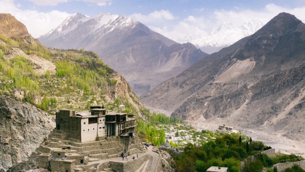 Whoa these mountains! Nestled away between stone giants is the Tibetan style Baltit Fort. A gem to check out for sure. It’s surrounded by the tallest mountains in the world! #pakistan #karimabad #travel