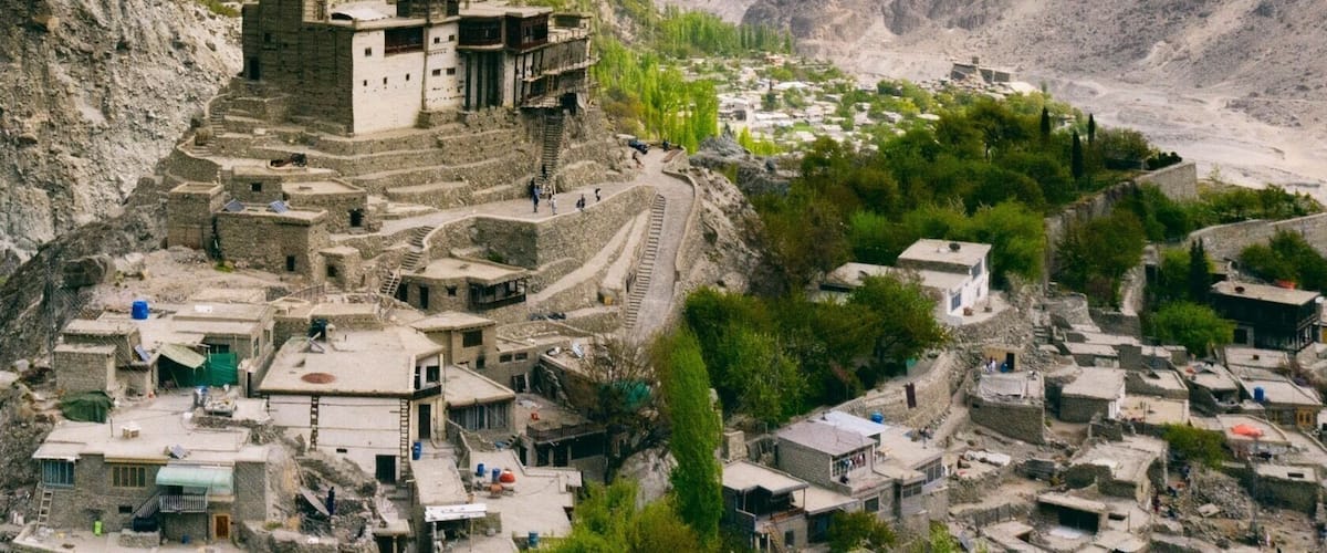 Whoa these mountains! Nestled away between stone giants is the Tibetan style Baltit Fort. A gem to check out for sure. It’s surrounded by the tallest mountains in the world! #pakistan #karimabad #travel