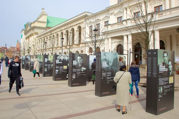 Calle Nowy Świat ofreciendo escenas cotidianas