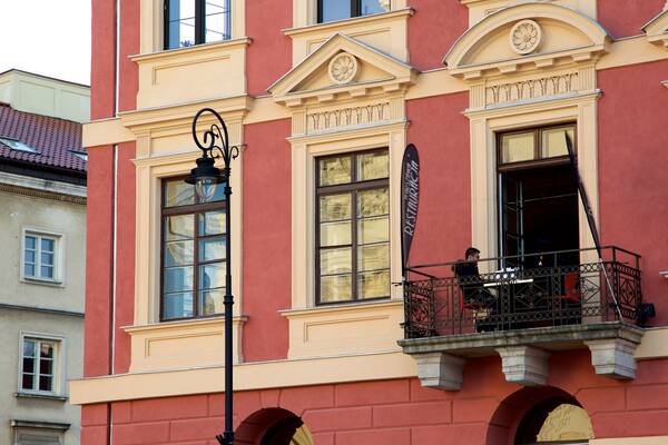 Calle Nowy Świat mostrando patrimonio de arquitectura