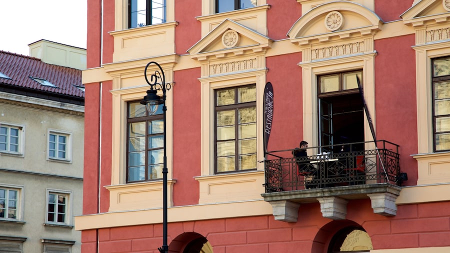 Nowy Swiat Street featuring heritage architecture