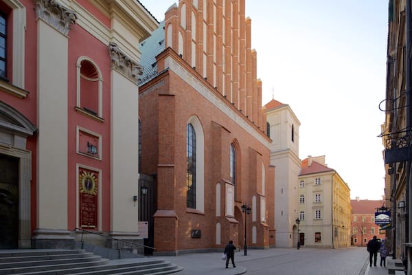 Iglesia de Santa Ana ofreciendo una iglesia o catedral