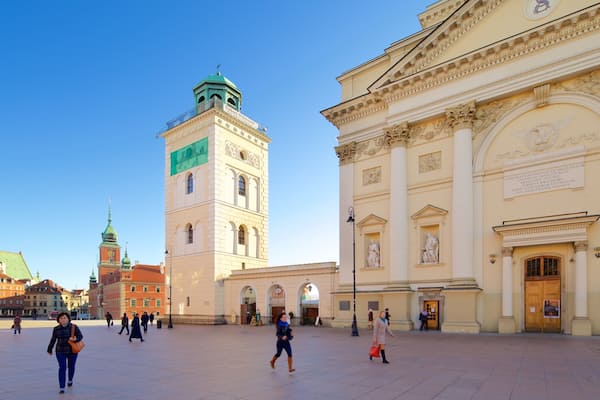 Pyhän Annen kirkko johon kuuluu kirkko tai katedraali, tori ja katunäkymät