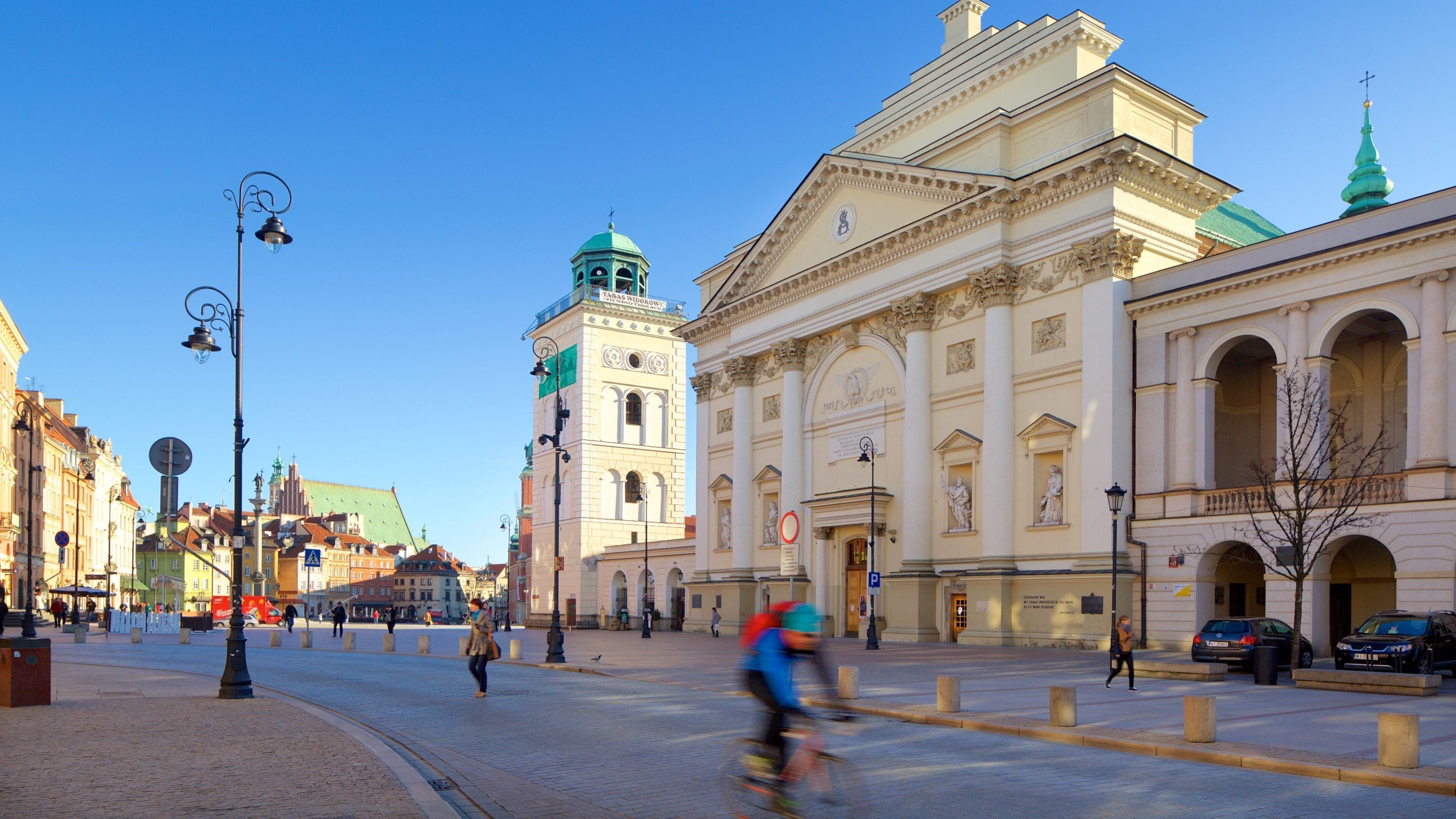 Ein historisches Gebäude mit klassischer Architektur, einem Glockenturm und blauem Himmel.